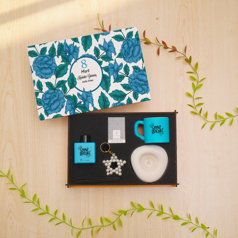 Kadınlar Günü Hediye Seti – Ahşap Kutu, Fincan, Türk Kahvesi, Oda Kokusu ve Anahtarlık